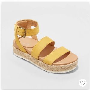 Target/Universal Thread Annie Platform Sandals
